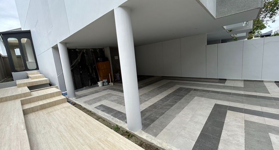 For rent 3 bedrooms townhouse in Suan Luang, Bangkok