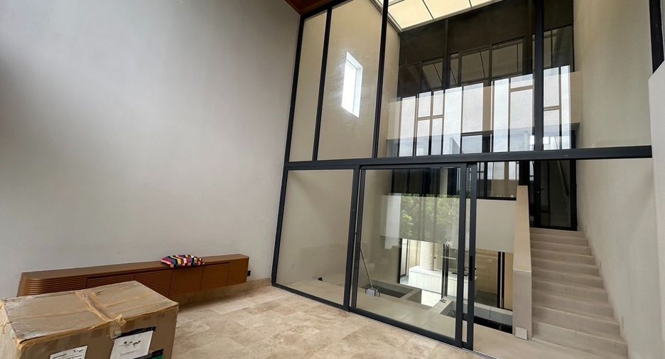 For rent 3 bedrooms townhouse in Suan Luang, Bangkok