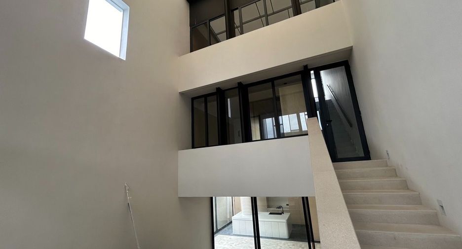 For rent 3 bedrooms townhouse in Suan Luang, Bangkok
