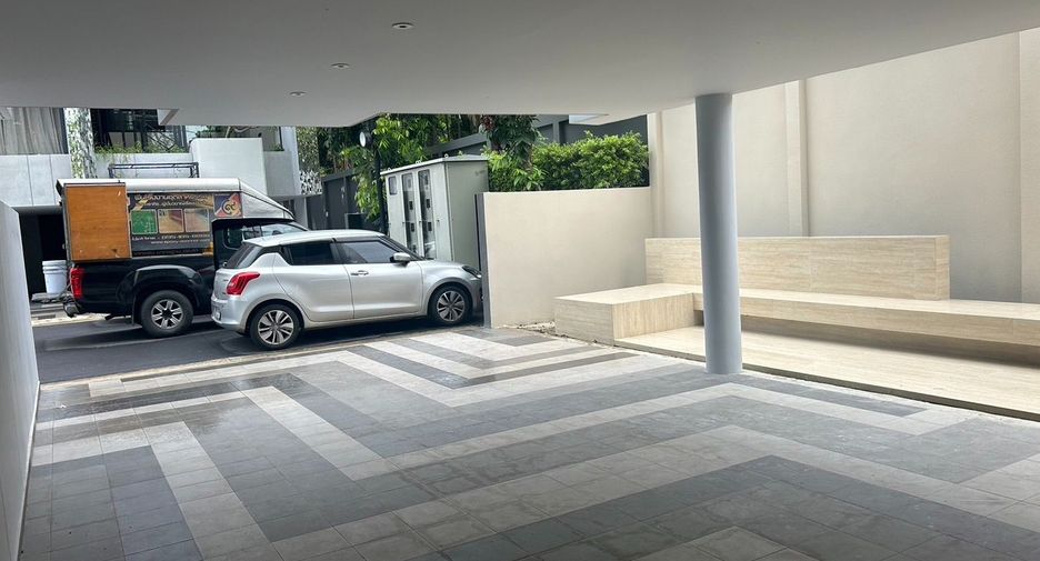 For rent 3 bedrooms townhouse in Suan Luang, Bangkok