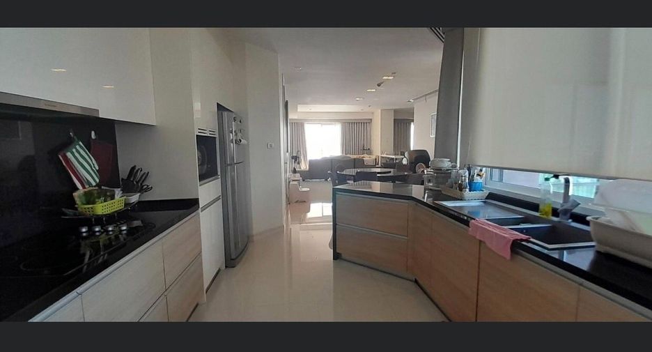 For rent 3 bedrooms condo in Jomtien, Pattaya