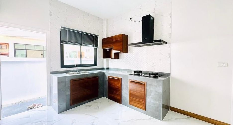 Haus zur Miete und zum Kauf mit 4 Zimmer in Mueang Chiang Mai, Chiang Mai