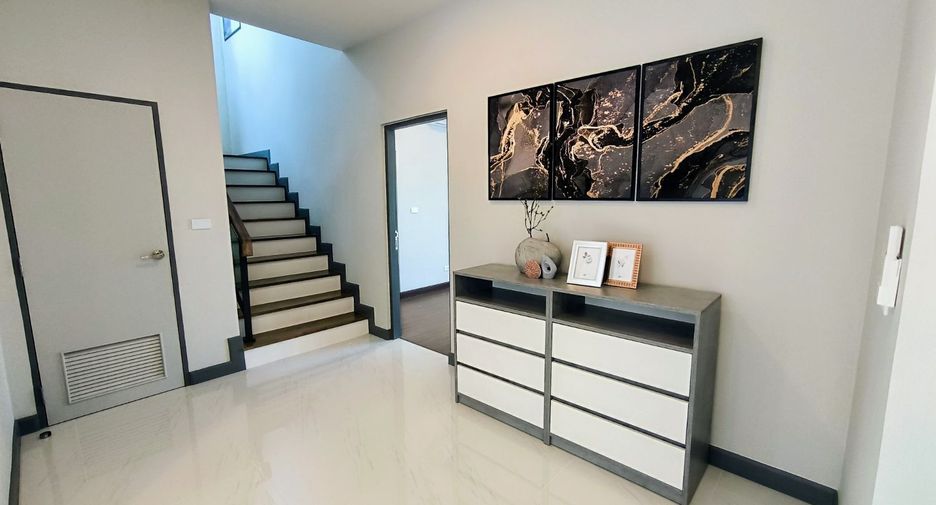 Casa en alquiler de 4 habitaciones en Bang Phli, Samut Prakan
