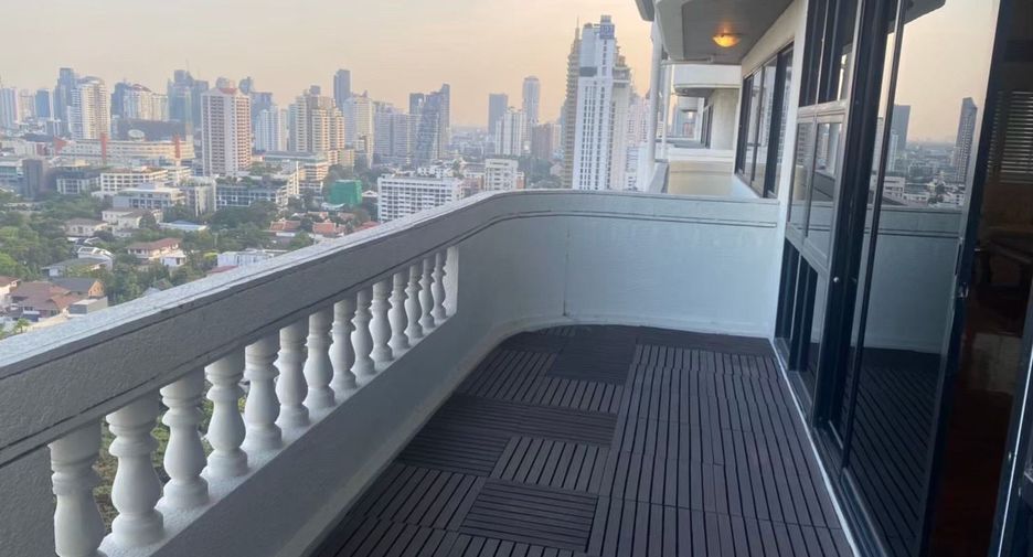 For rent 4 bedrooms condo in Watthana, Bangkok