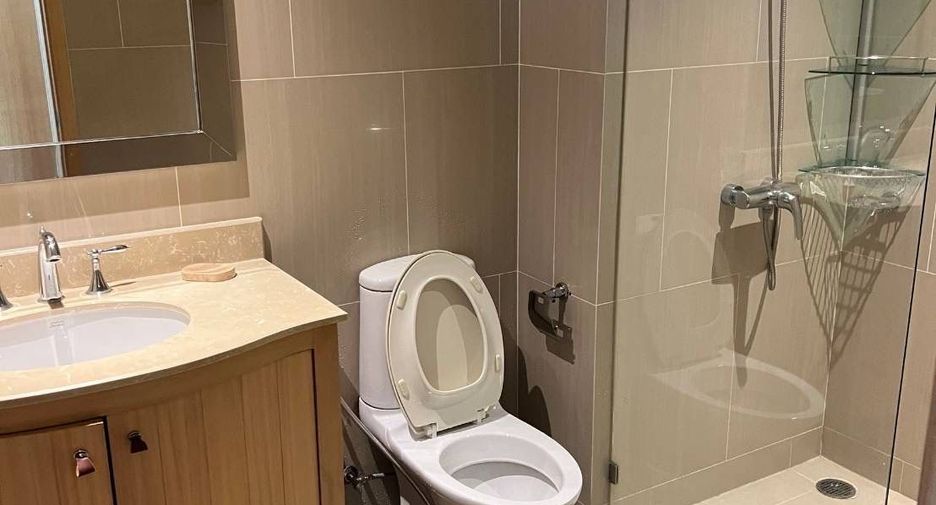 For rent 3 bedrooms condo in Sathon, Bangkok