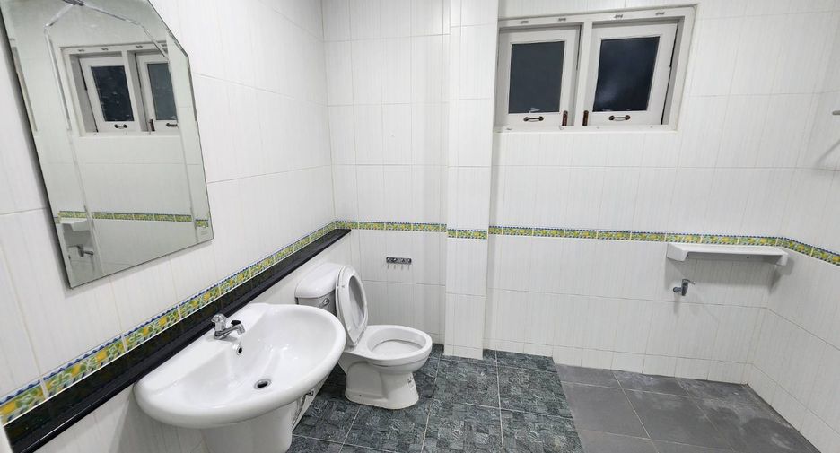 For rent 4 bedrooms house in Mueang Chiang Mai, Chiang Mai