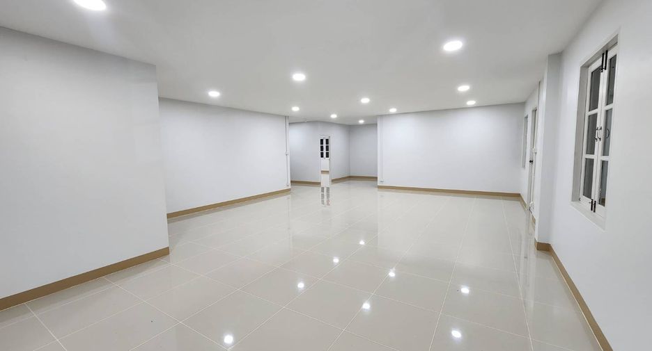 For rent 4 bedrooms house in Mueang Chiang Mai, Chiang Mai