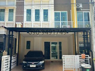 For sale 4 ベッドルーム townhouse in Saphan Sung, Bangkok
