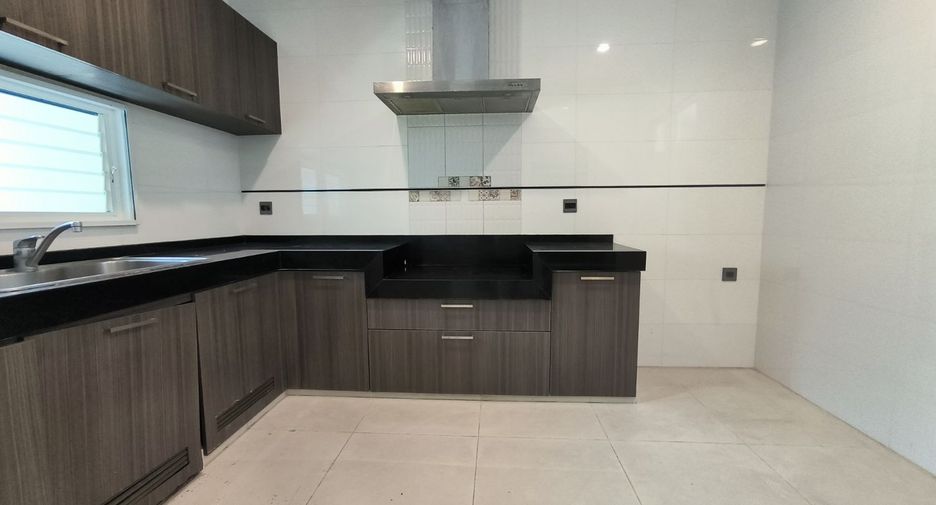 Casa en alquiler y en venta de 4 habitaciones en Bang Phli, Samut Prakan