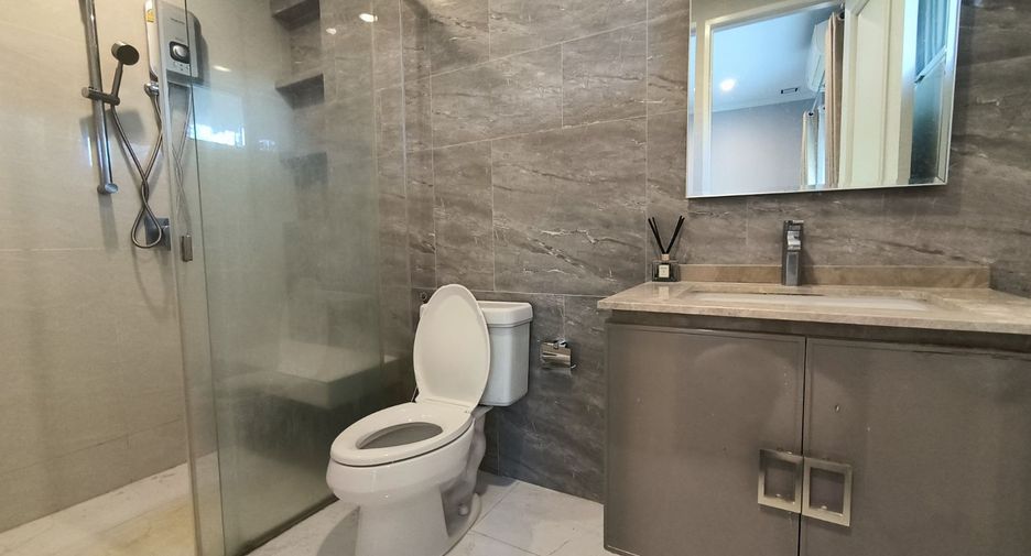 Casa en alquiler y en venta de 4 habitaciones en Bang Phli, Samut Prakan