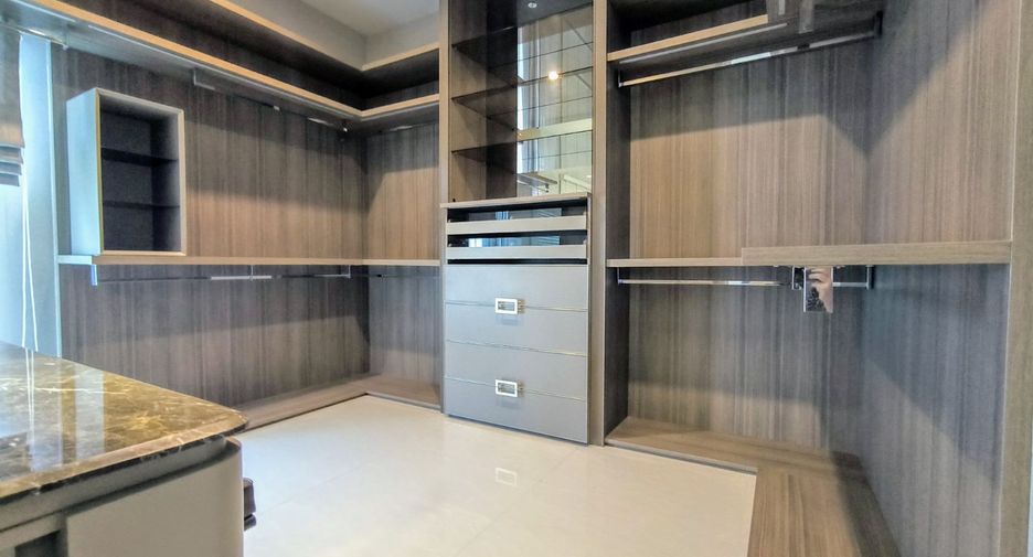 Casa en alquiler y en venta de 4 habitaciones en Bang Phli, Samut Prakan