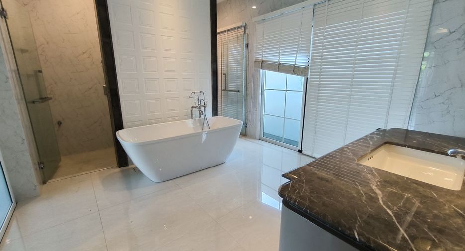 Casa en alquiler y en venta de 4 habitaciones en Bang Phli, Samut Prakan