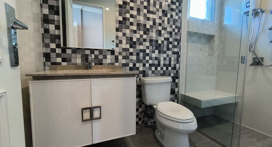 Casa en alquiler y en venta de 4 habitaciones en Bang Phli, Samut Prakan