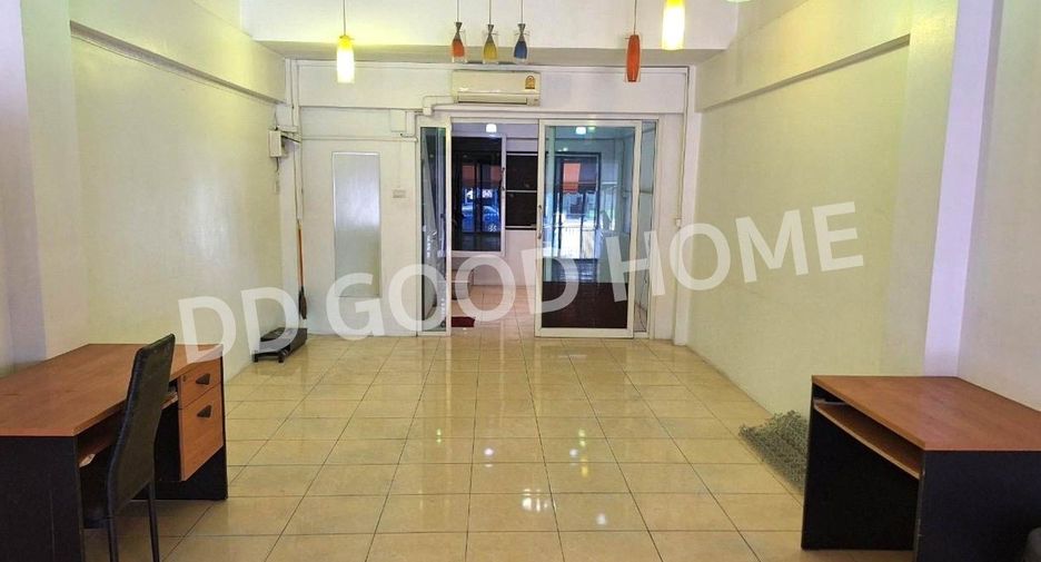 Gewerbefläche zur Miete und zum Kauf mit 2 Zimmer in Mueang Samut Prakan, Samut Prakan