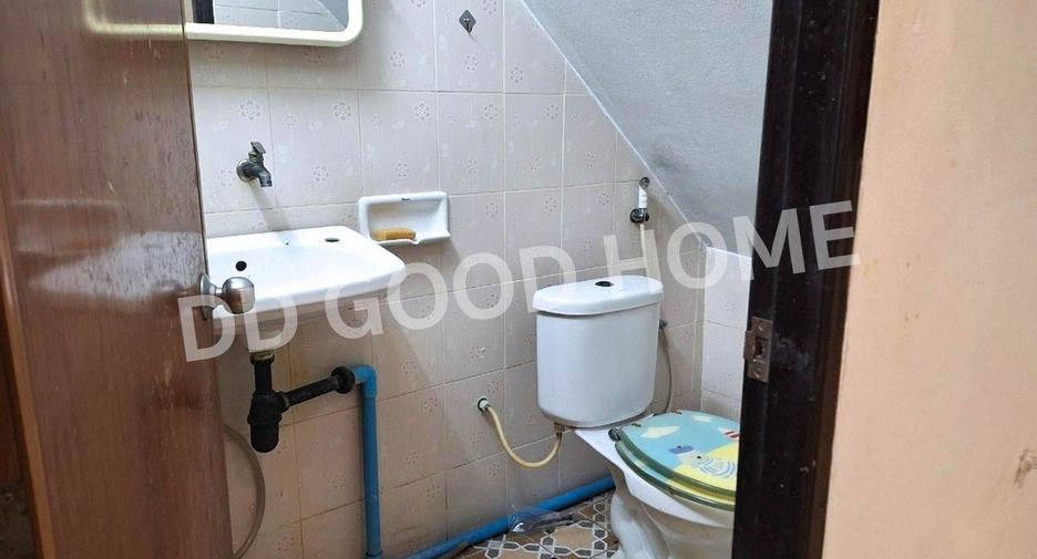 Gewerbefläche zur Miete und zum Kauf mit 2 Zimmer in Mueang Samut Prakan, Samut Prakan