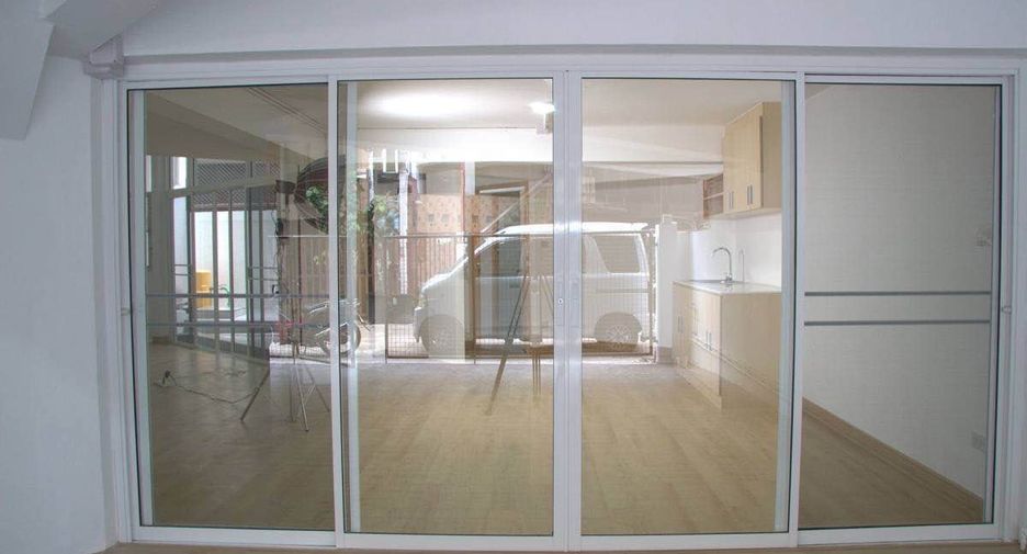 For rent 7 bedrooms office in Pathum Wan, Bangkok