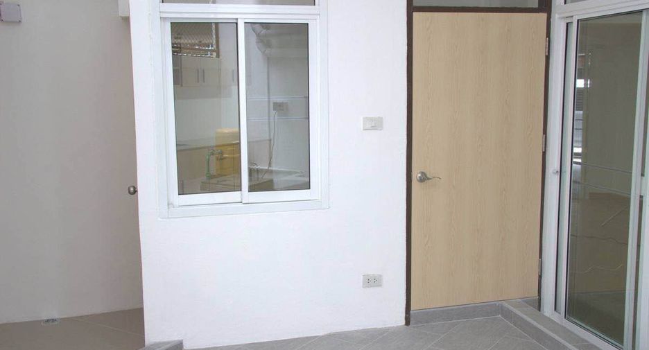 For rent 7 bedrooms office in Pathum Wan, Bangkok