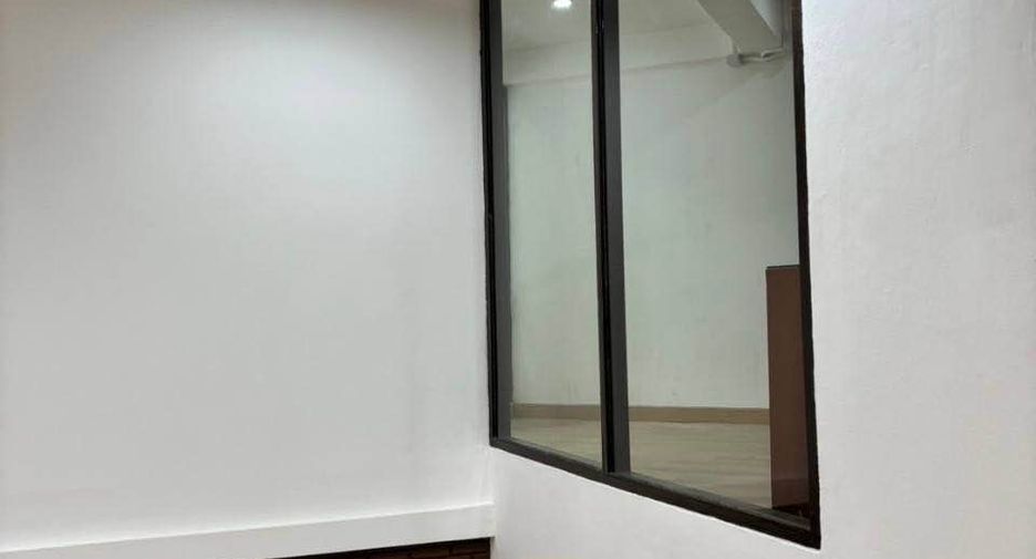 For rent 7 bedrooms office in Pathum Wan, Bangkok
