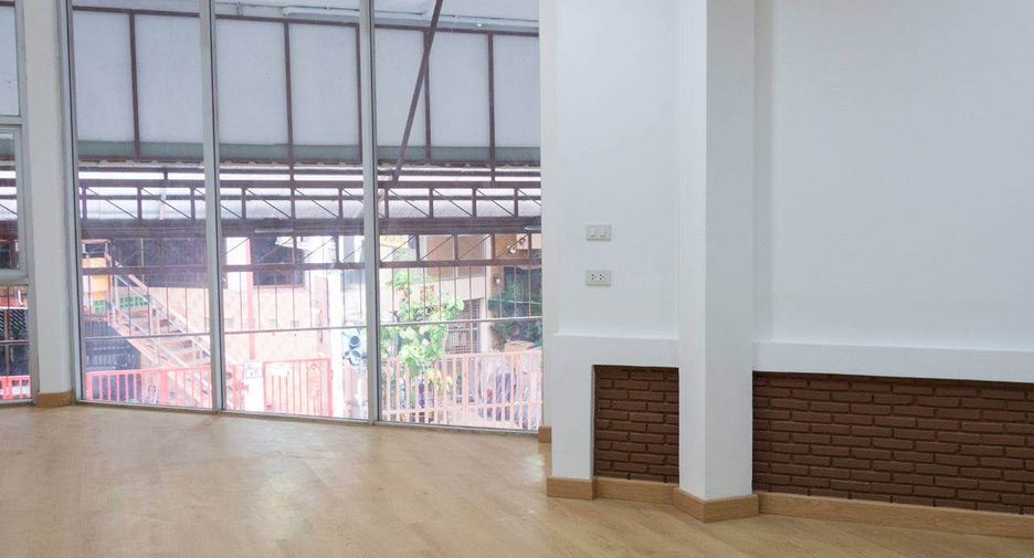 For rent 7 bedrooms office in Pathum Wan, Bangkok