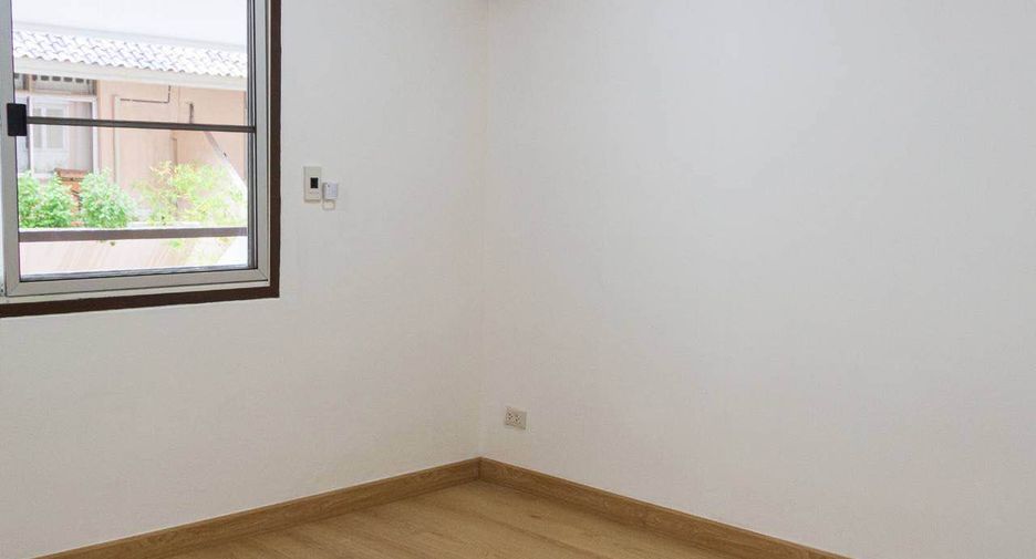 For rent 7 bedrooms office in Pathum Wan, Bangkok