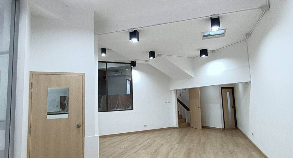 For rent 7 bedrooms office in Pathum Wan, Bangkok