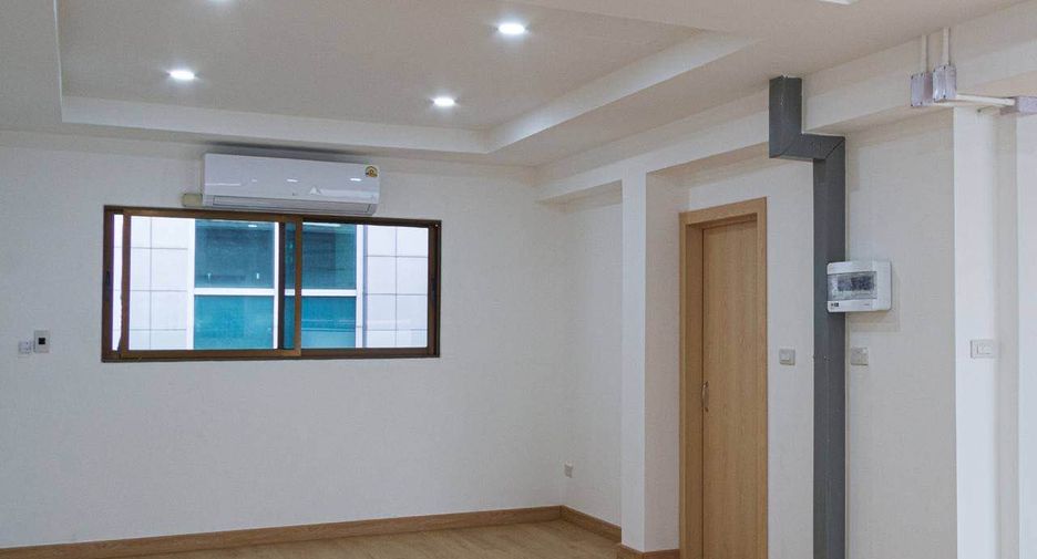 For rent 7 bedrooms office in Pathum Wan, Bangkok