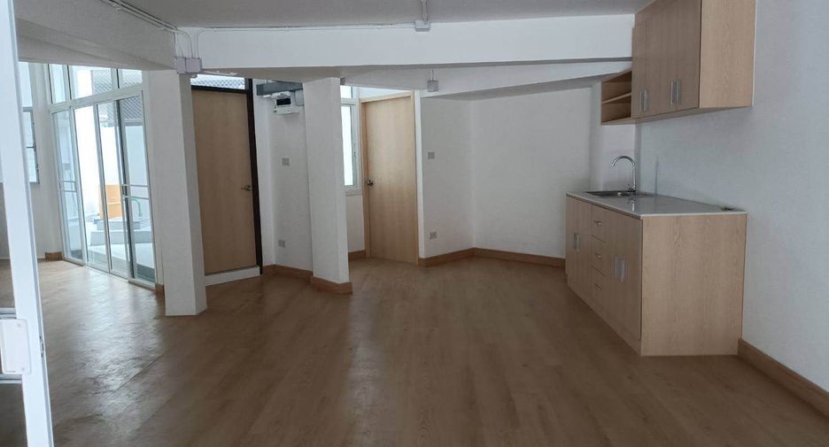 For rent 7 bedrooms office in Pathum Wan, Bangkok