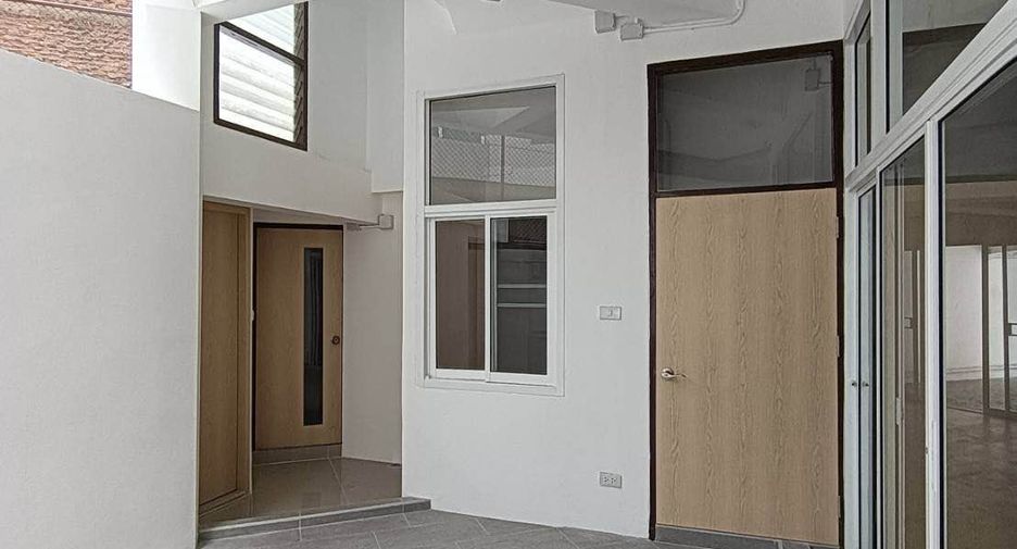 For rent 7 bedrooms office in Pathum Wan, Bangkok
