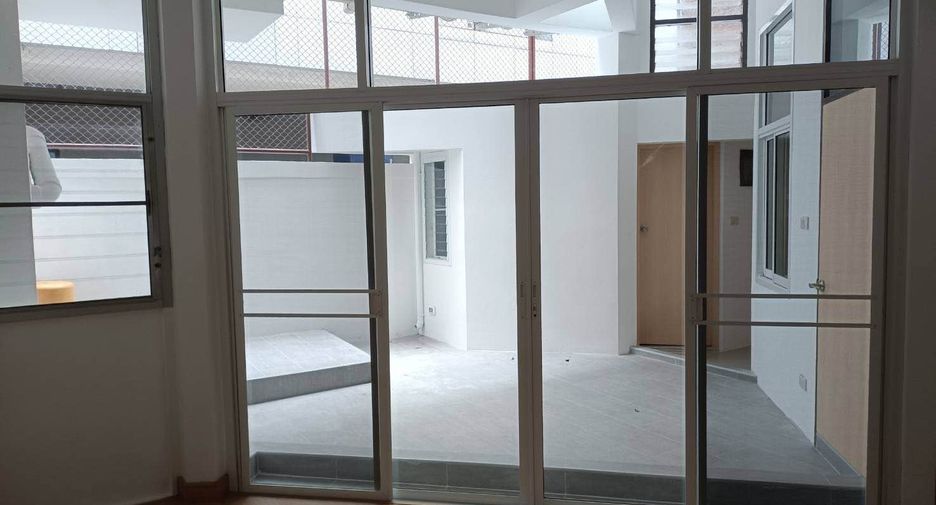For rent 7 bedrooms office in Pathum Wan, Bangkok