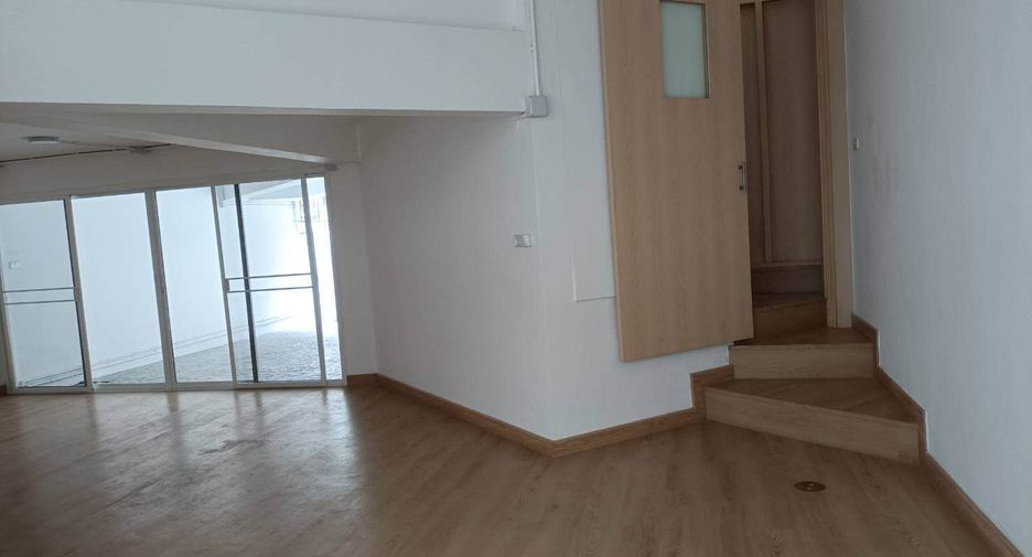 For rent 7 bedrooms office in Pathum Wan, Bangkok