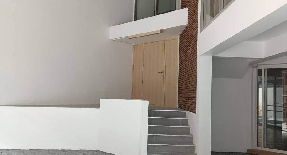 For rent 7 bedrooms office in Pathum Wan, Bangkok