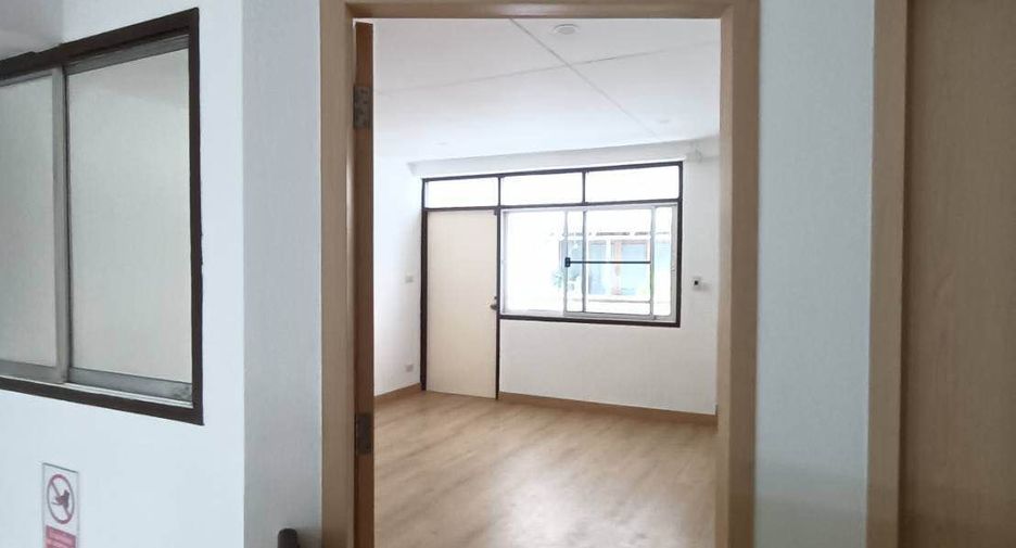 For rent 7 bedrooms office in Pathum Wan, Bangkok