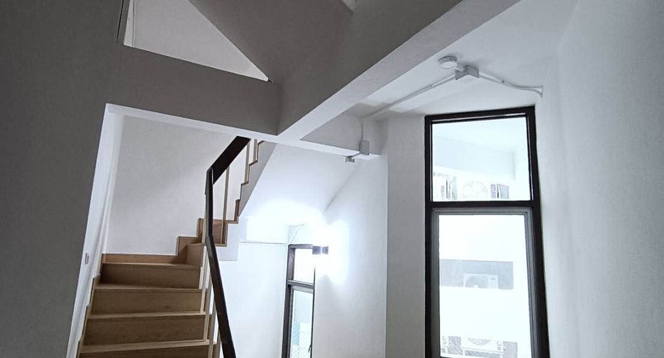 For rent 7 bedrooms office in Pathum Wan, Bangkok