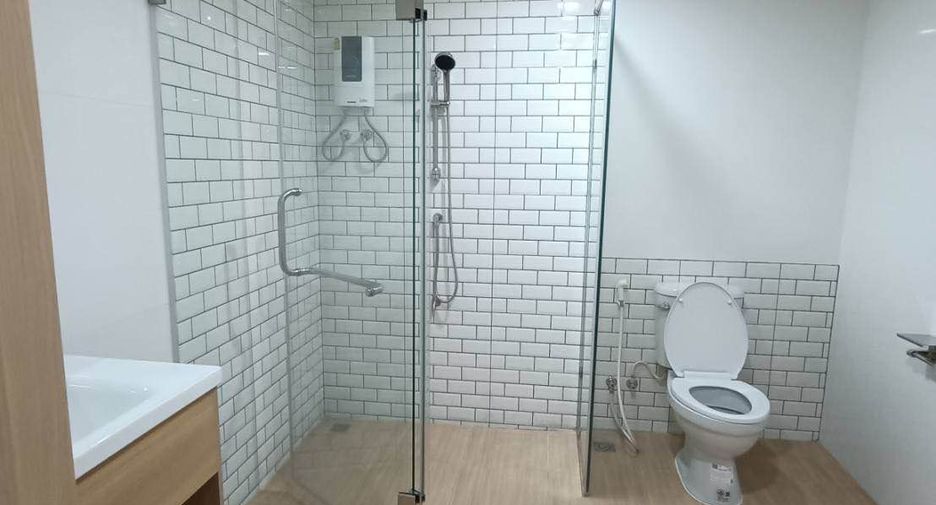 For rent 7 bedrooms office in Pathum Wan, Bangkok