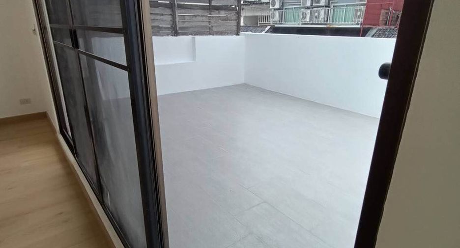 For rent 7 bedrooms office in Pathum Wan, Bangkok