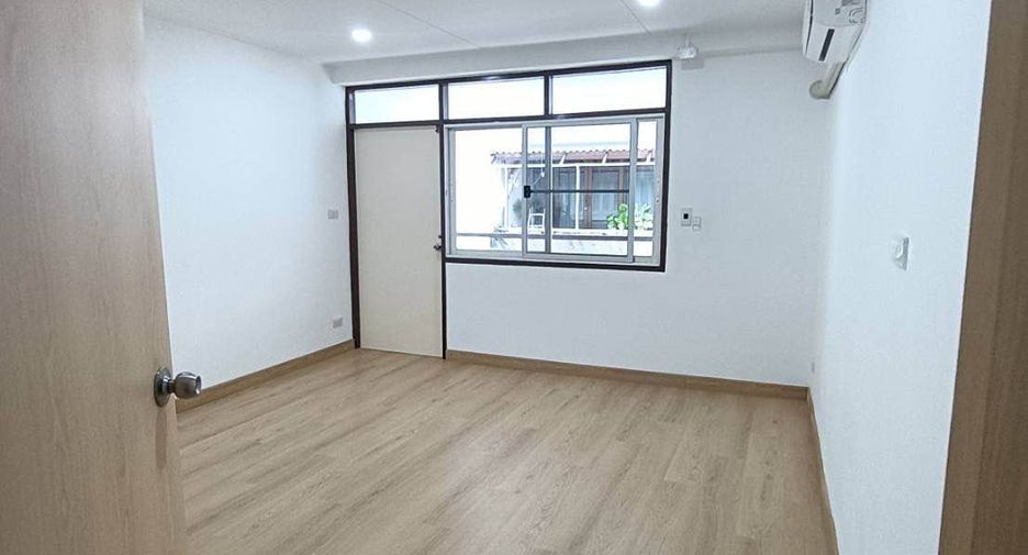 For rent 7 bedrooms office in Pathum Wan, Bangkok