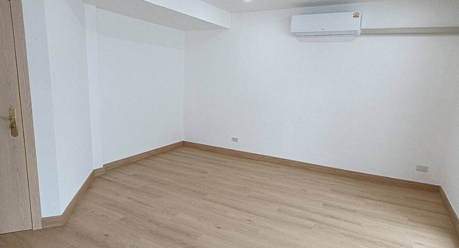 For rent 7 bedrooms office in Pathum Wan, Bangkok