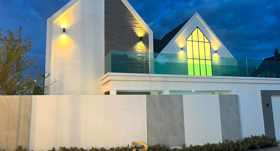For sale 3 ベッドルーム villa in Bang Lamung, Chonburi