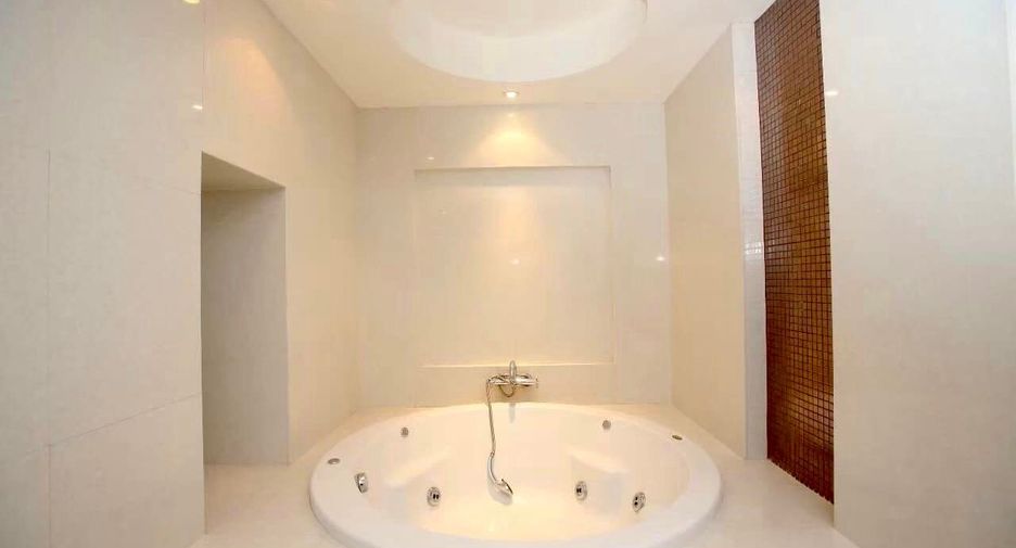 For rent 4 bedrooms condo in Pathum Wan, Bangkok