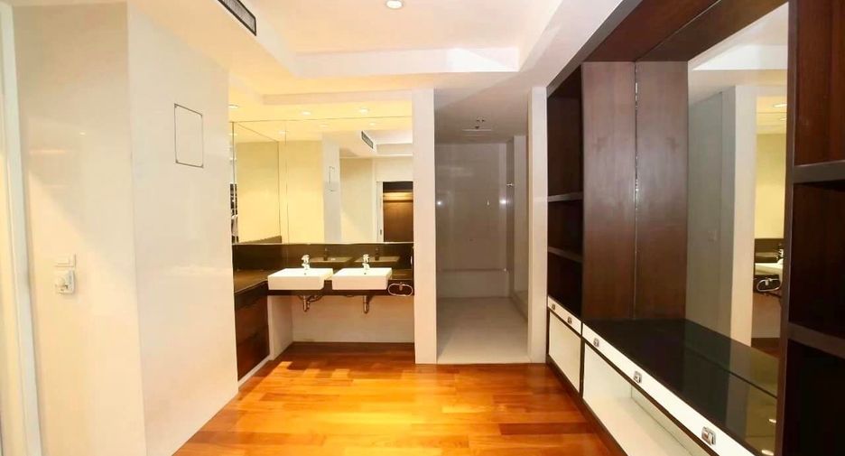 For rent 4 bedrooms condo in Pathum Wan, Bangkok