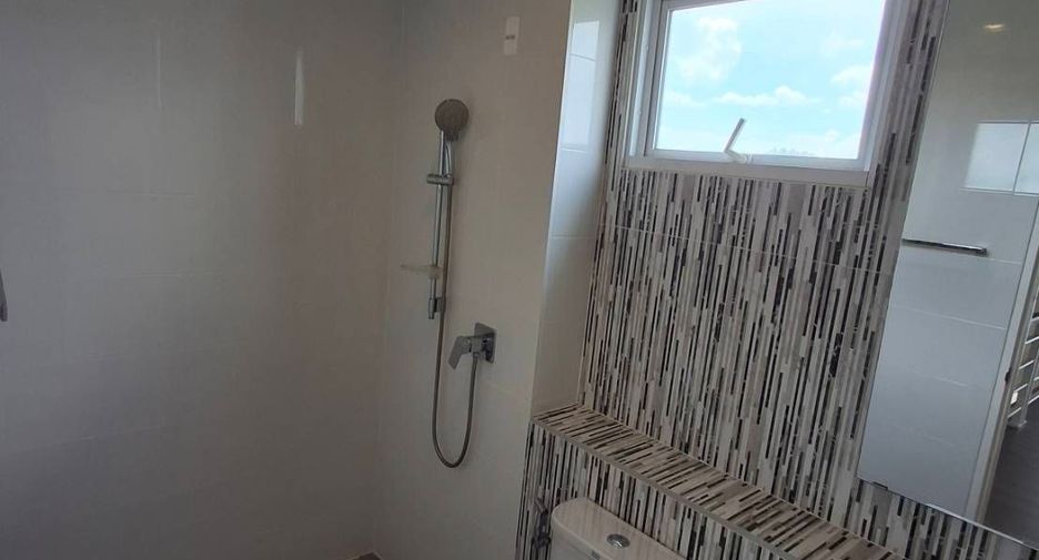 For sale 2 bedrooms retail Space in Krathum Baen, Samut Sakhon