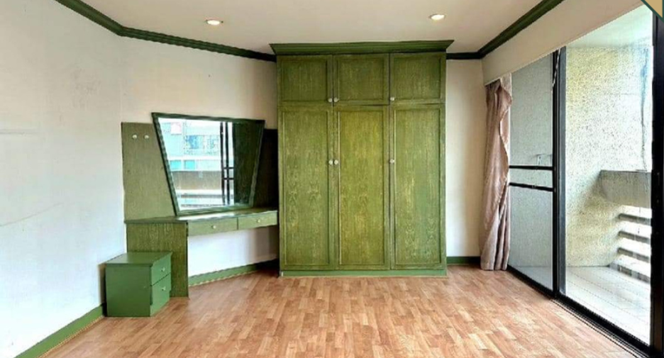 For sale 3 bed condo in Khlong Toei, Bangkok