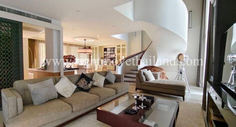 Condo en venta de 3 habitaciones en Yan Nawa, Bangkok