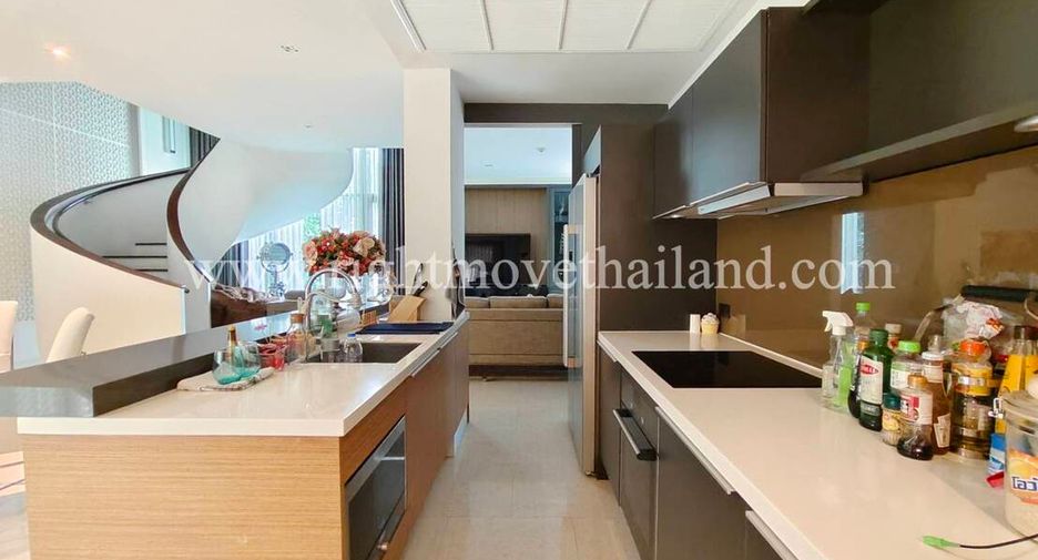 Condo en venta de 3 habitaciones en Yan Nawa, Bangkok