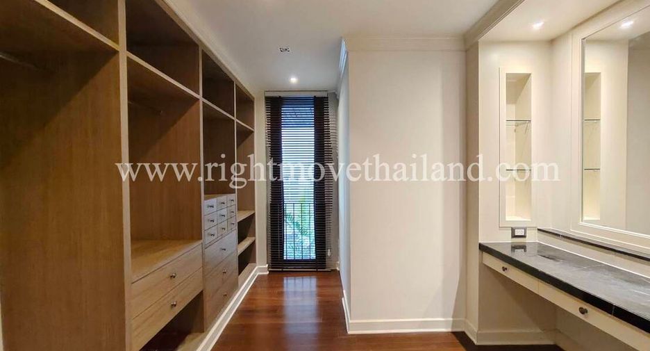 Condo en venta de 3 habitaciones en Yan Nawa, Bangkok