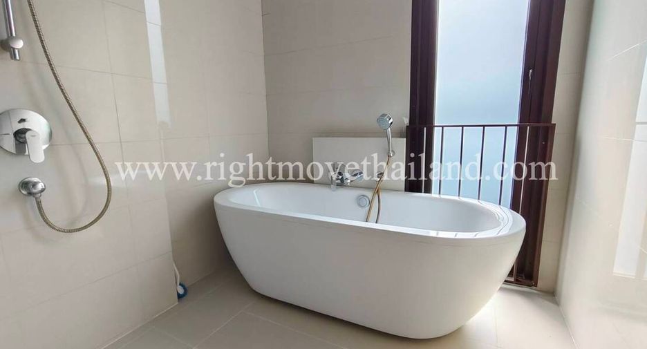 Condo en venta de 3 habitaciones en Yan Nawa, Bangkok