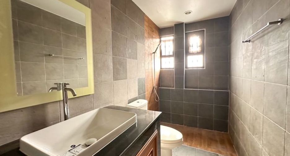 For sale 3 bedrooms house in Si Racha, Chonburi