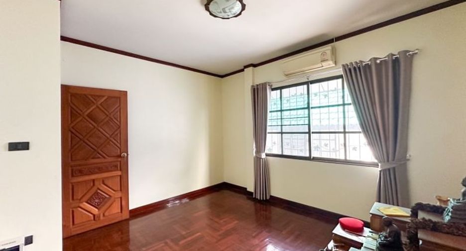 For sale 3 bedrooms house in Si Racha, Chonburi