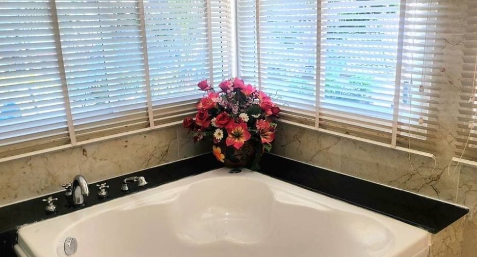 For rent and for sale 6 bedrooms house in Mueang Chiang Mai, Chiang Mai