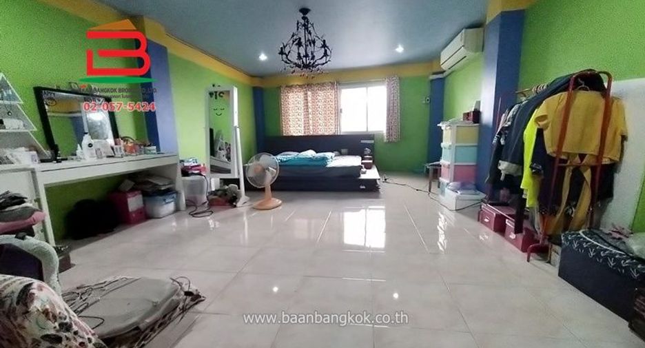 For sale 3 bedrooms retail Space in Prawet, Bangkok